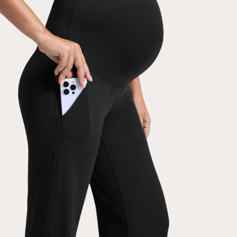 Schwarze Umstandshose mit hohem Bauchbund und praktischer Seitentasche