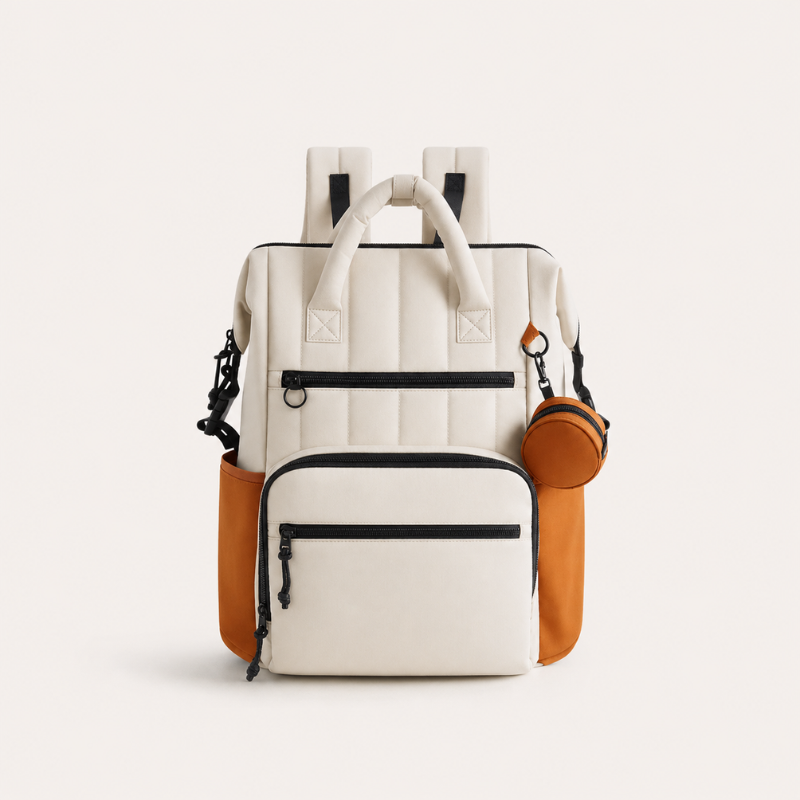 Wickelrucksack von vorne in Creme mit apricotfarbenem Seitenteil und runder Schnullertasche