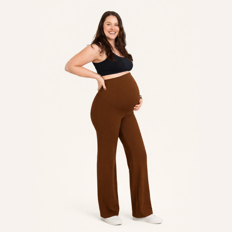 Schwangere Frau trägt braune Umstandshose mit hohem Bauchbund
